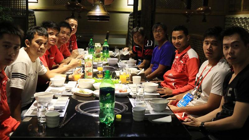 Para pemain Tim Thomas sedang makan bersama.